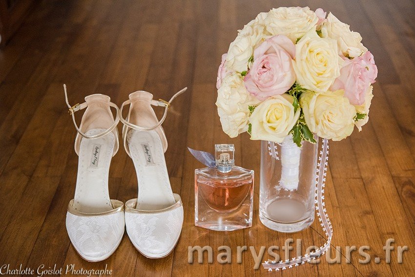  Bouquet de mariée roses crème et rose, tiges couvertes 