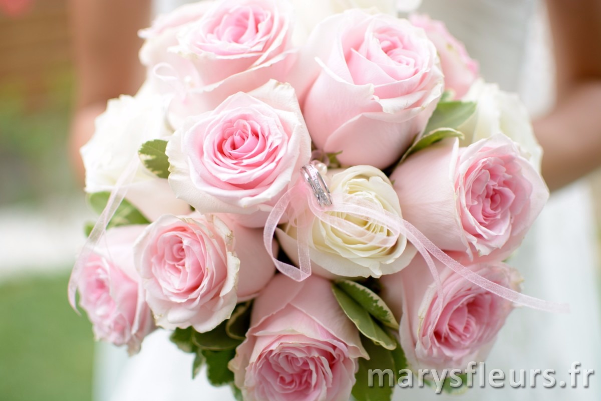  Bouquet de mariée, roses pastel et tiges apparentes 