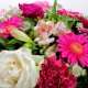 Tendresse composition florale dans les tons rose et blanc pour une sépulture